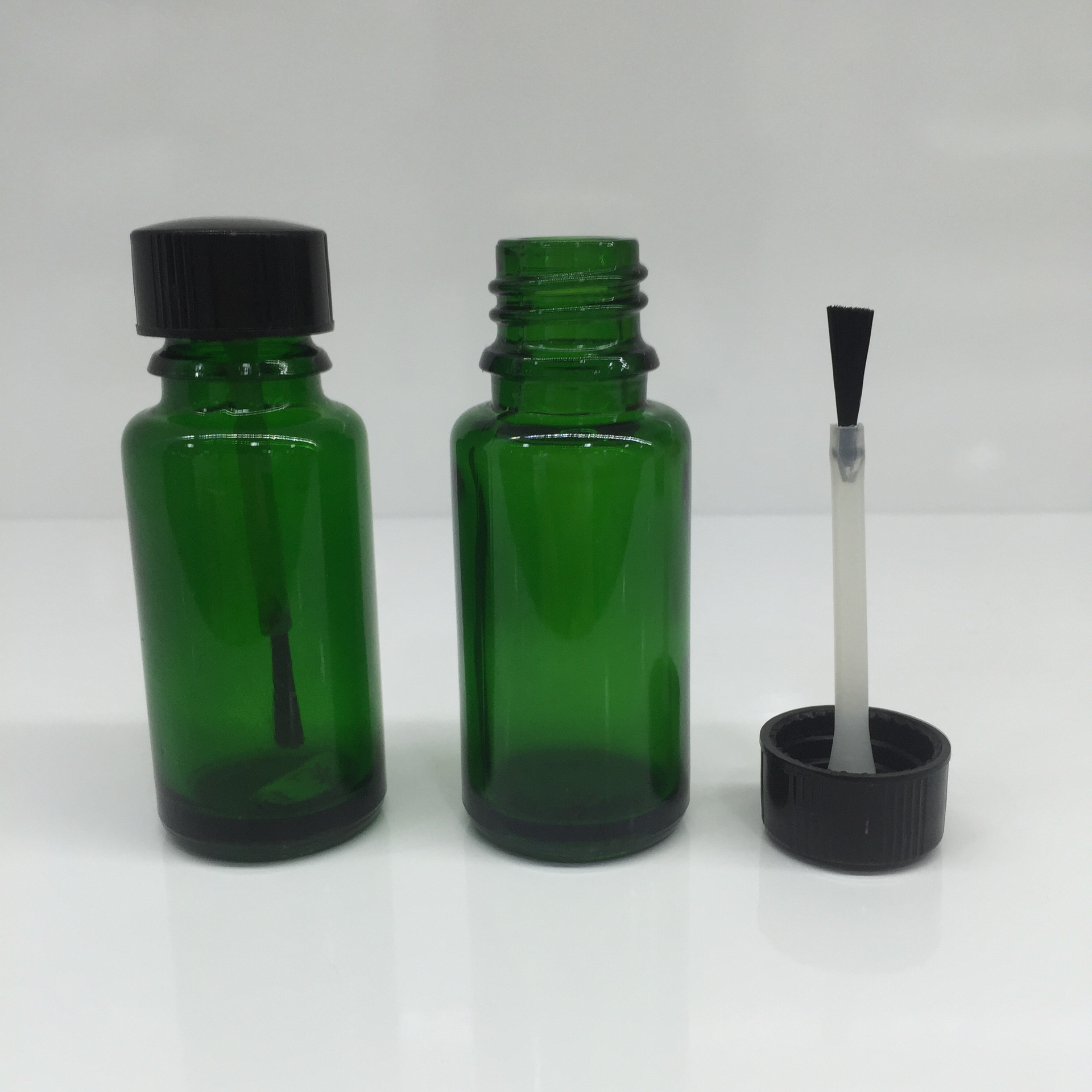 綠色精油瓶現(xiàn)貨批發(fā)，優(yōu)質(zhì)玻璃包裝助力化妝品品牌升級(jí)